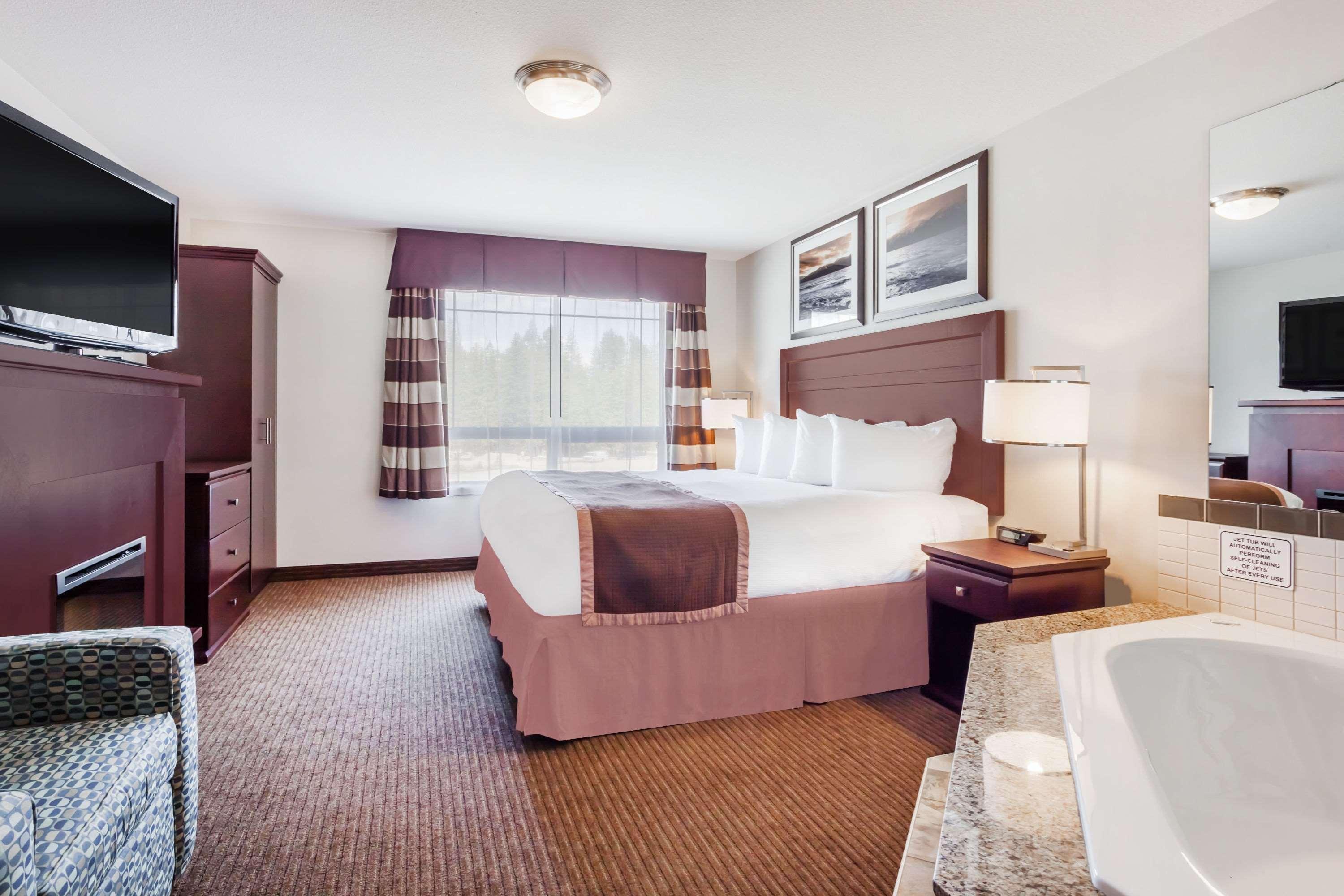 Ramada By Wyndham Creston Hotel Exterior photo