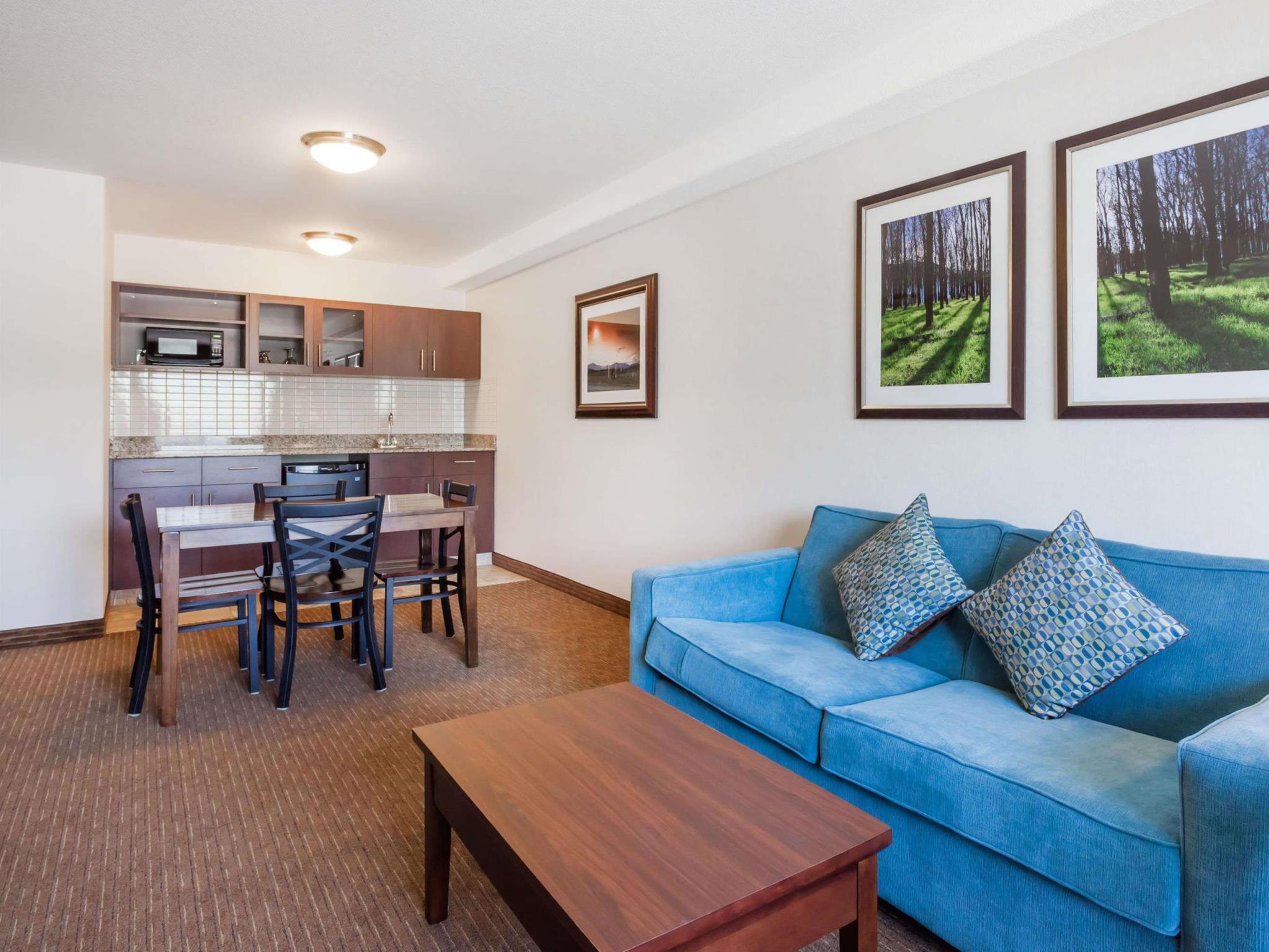 Ramada By Wyndham Creston Hotel Exterior photo