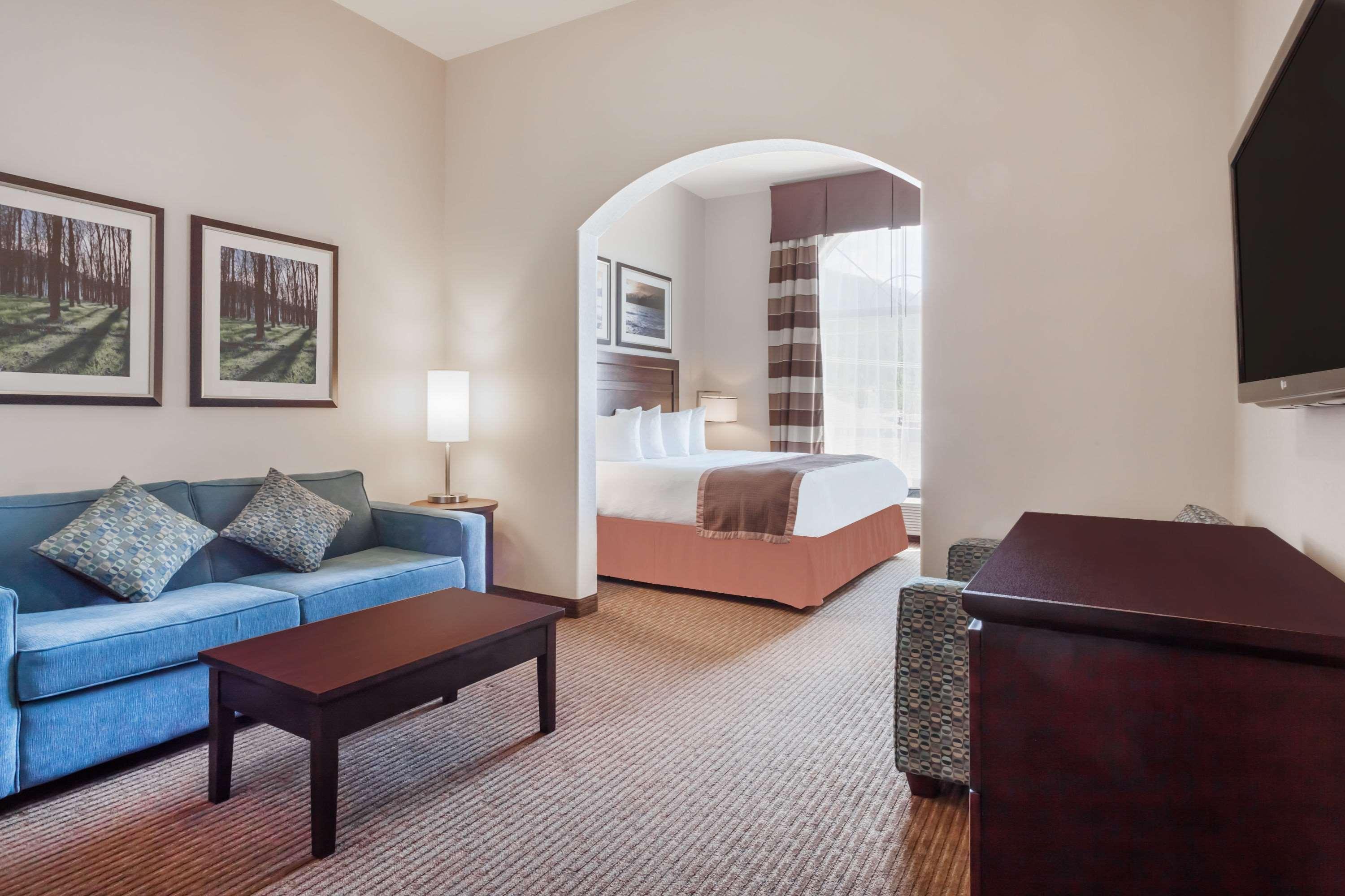 Ramada By Wyndham Creston Hotel Exterior photo