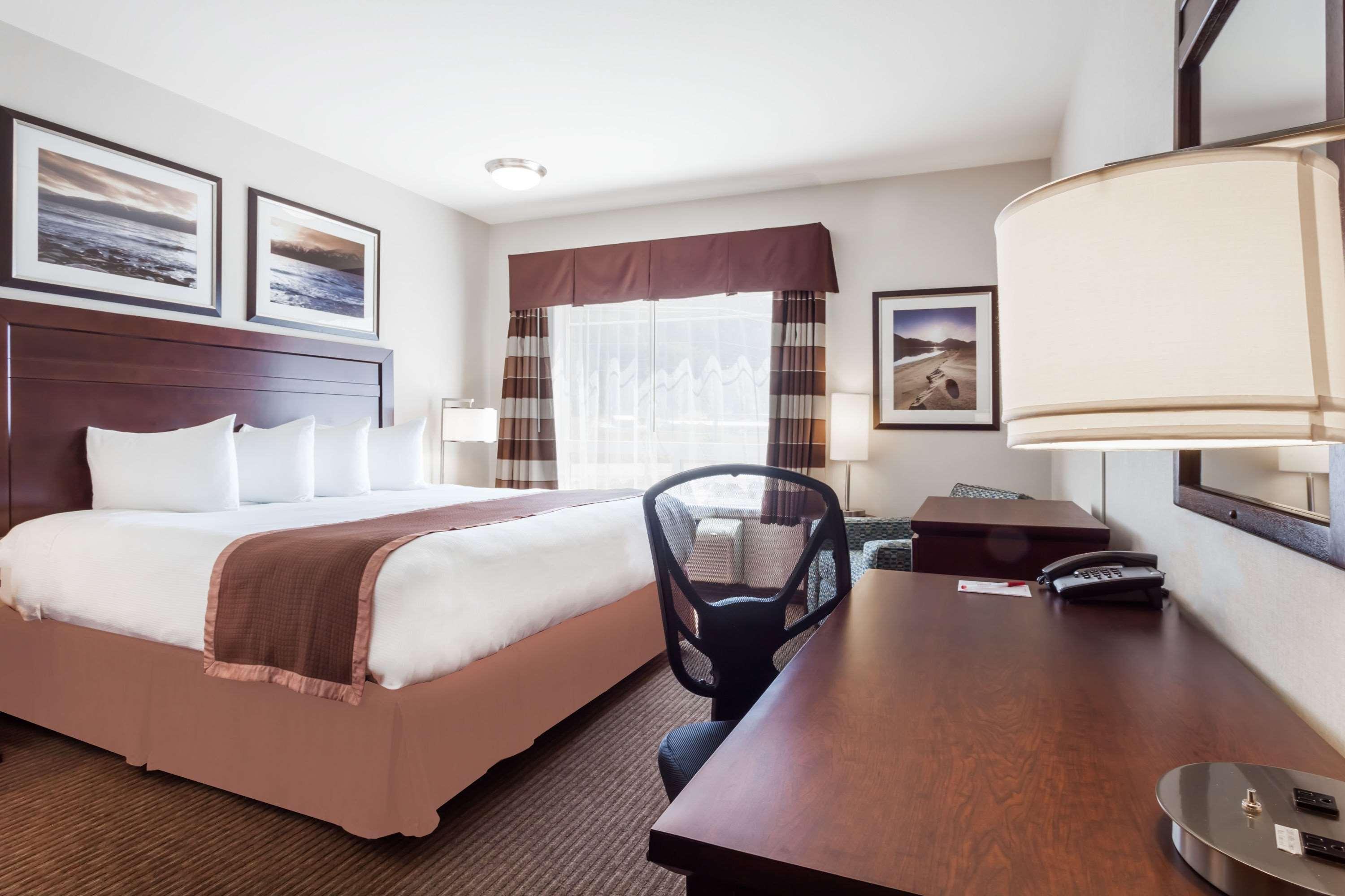 Ramada By Wyndham Creston Hotel Exterior photo