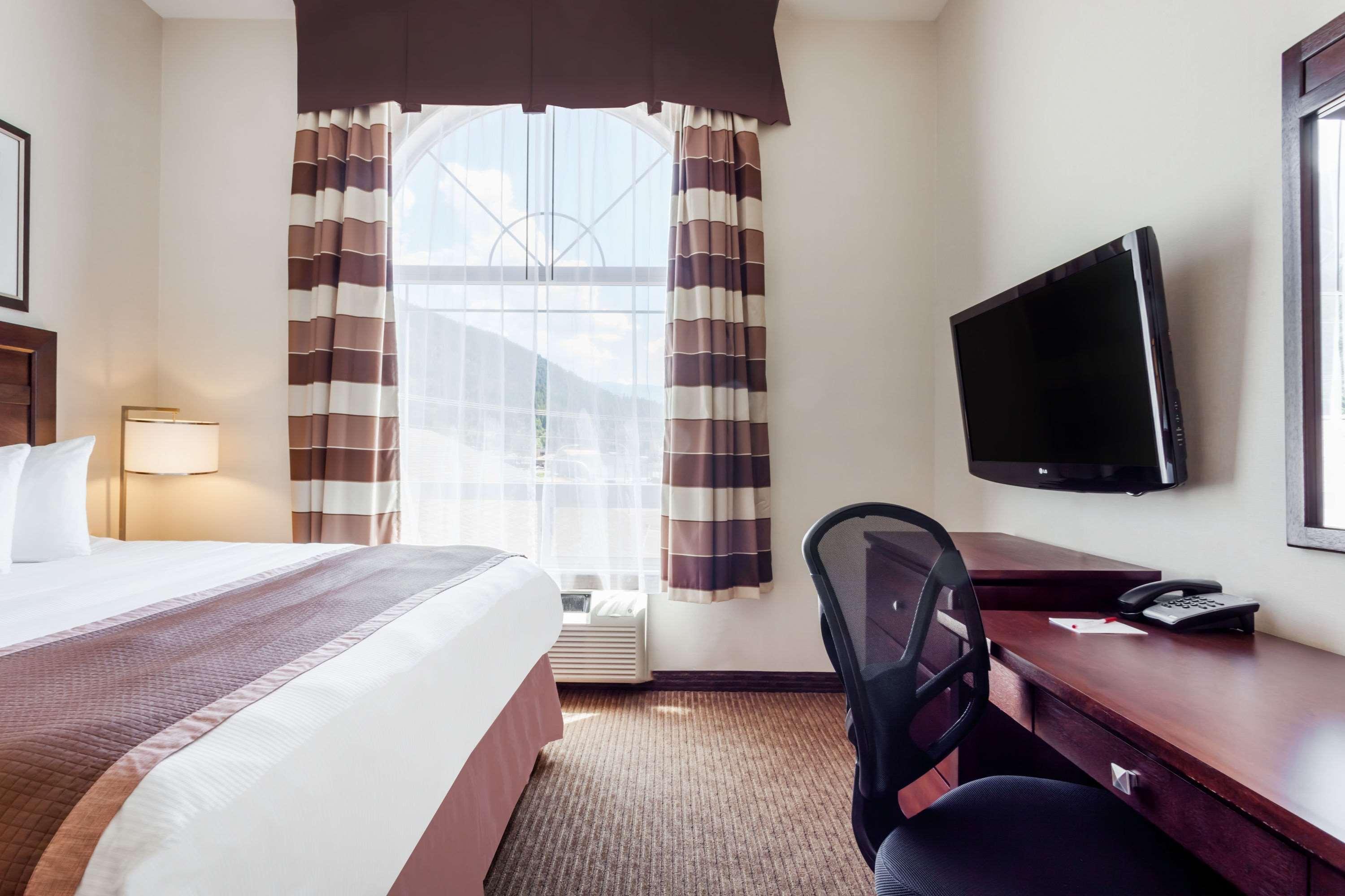 Ramada By Wyndham Creston Hotel Exterior photo