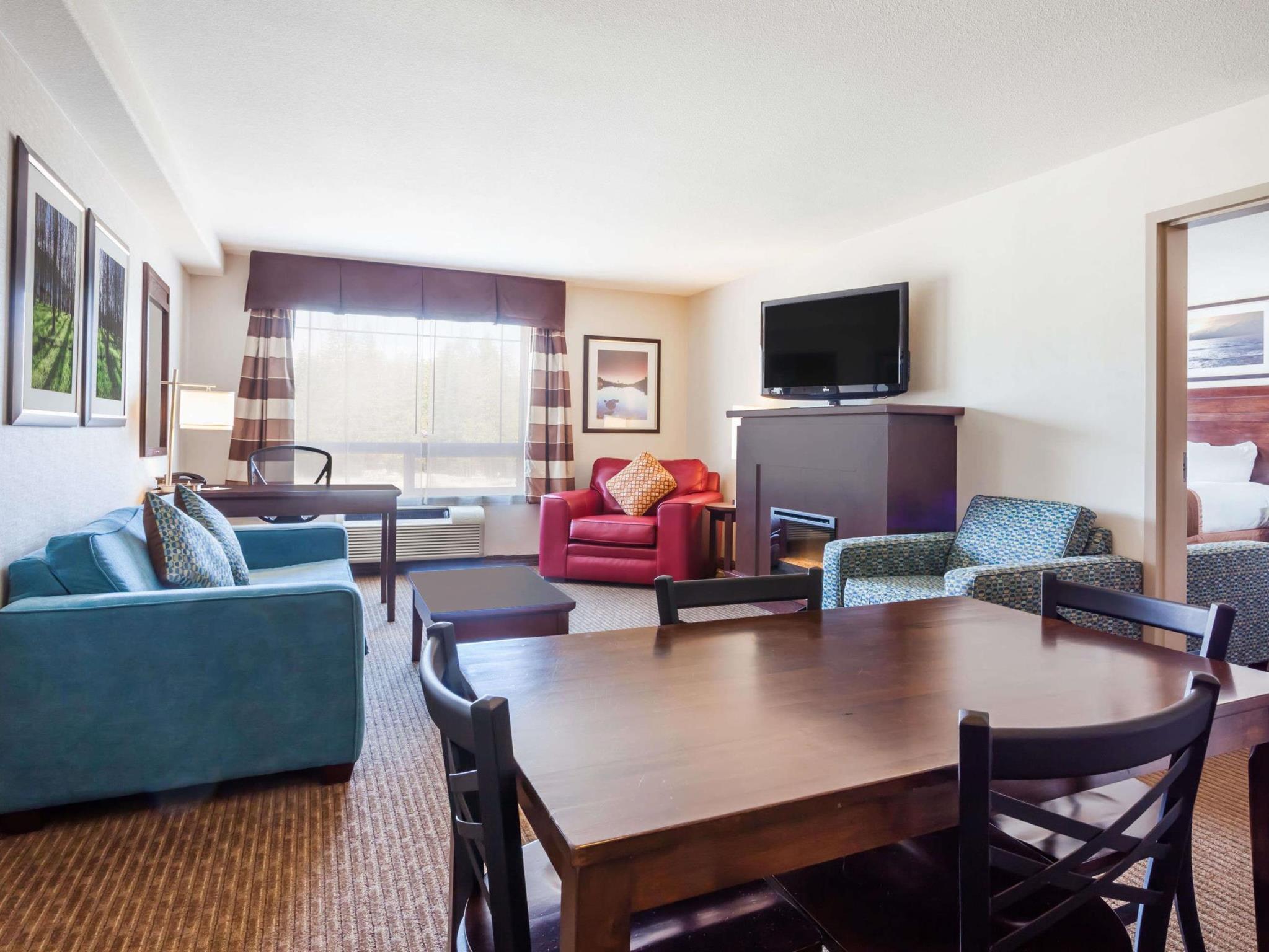Ramada By Wyndham Creston Hotel Exterior photo