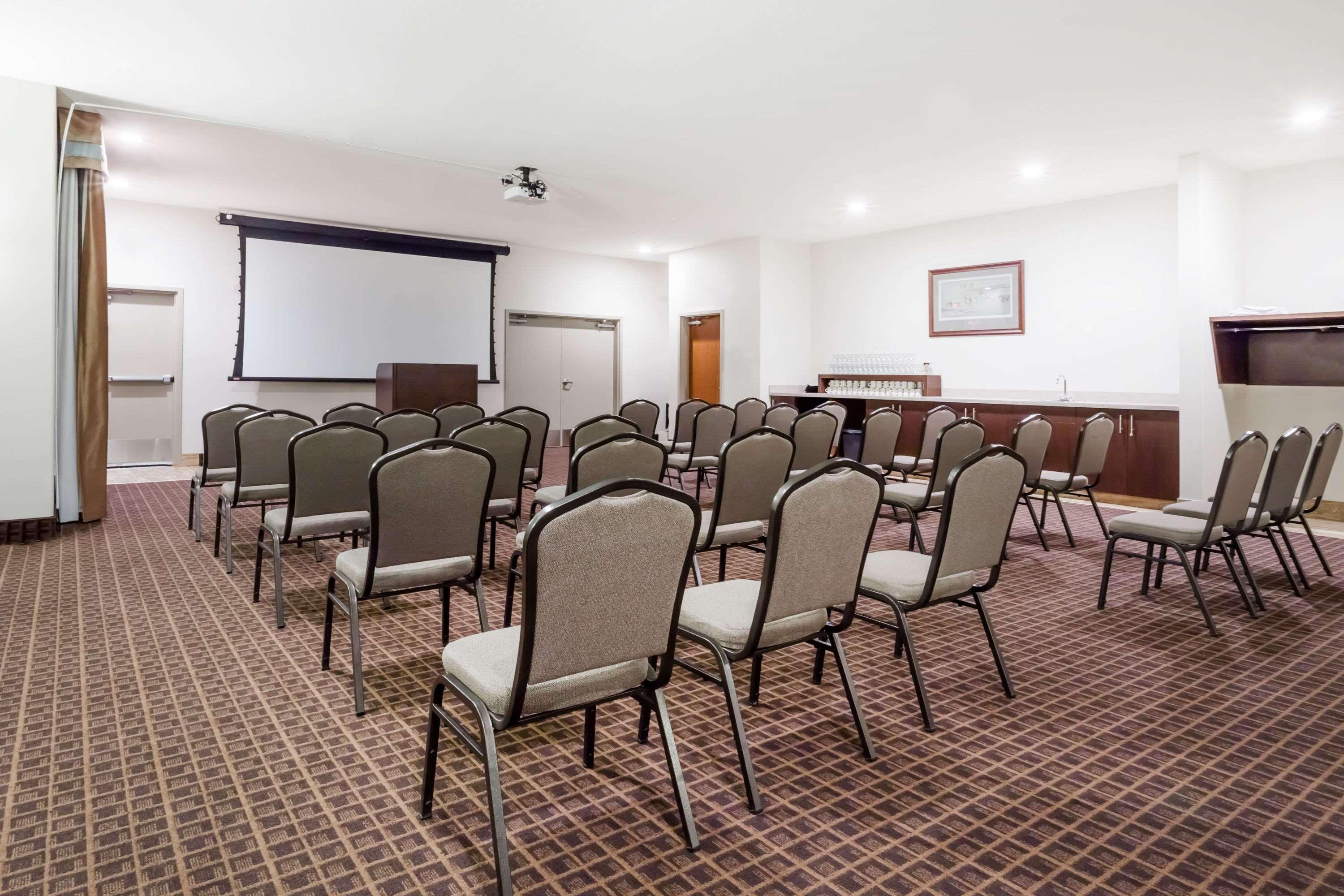 Ramada By Wyndham Creston Hotel Exterior photo