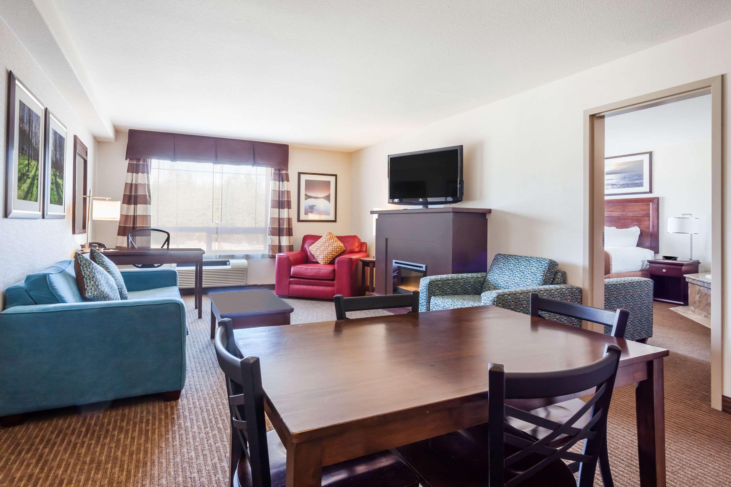 Ramada By Wyndham Creston Hotel Exterior photo