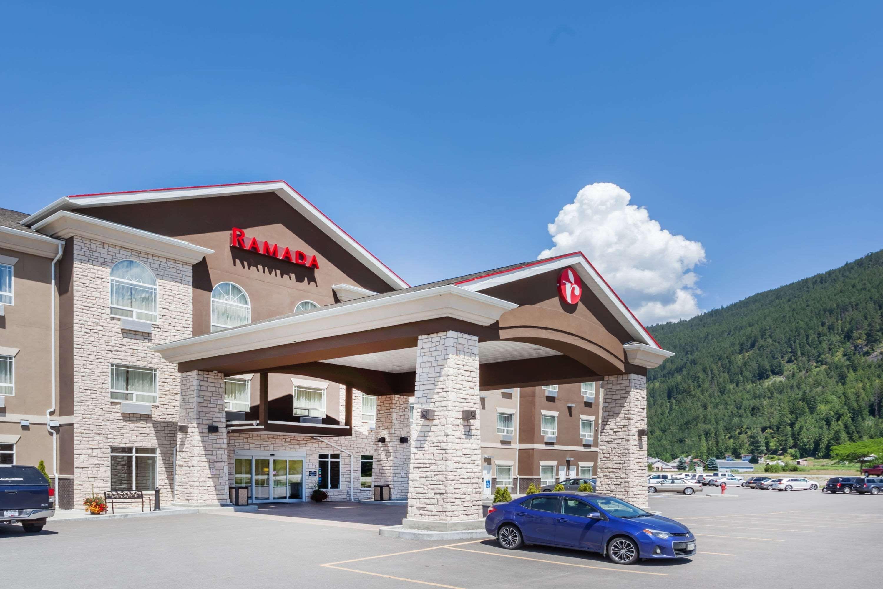 Ramada By Wyndham Creston Hotel Exterior photo