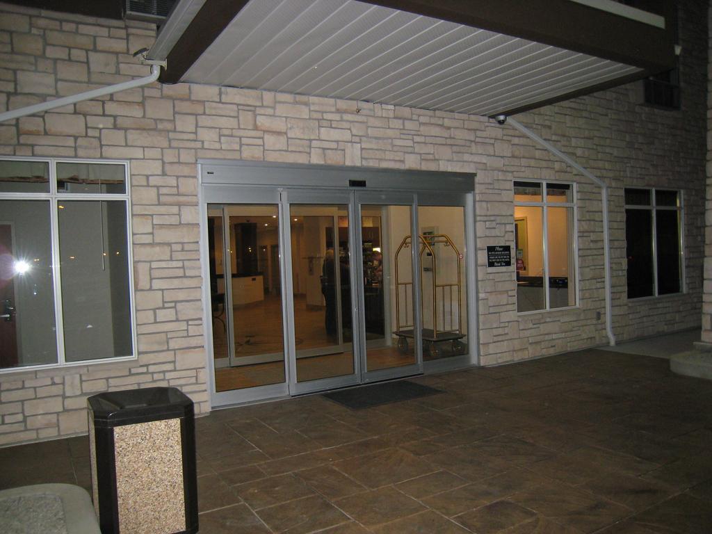 Ramada By Wyndham Creston Hotel Exterior photo