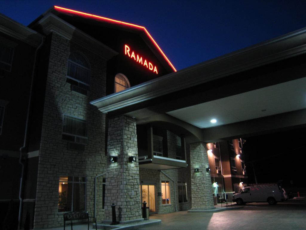 Ramada By Wyndham Creston Hotel Exterior photo