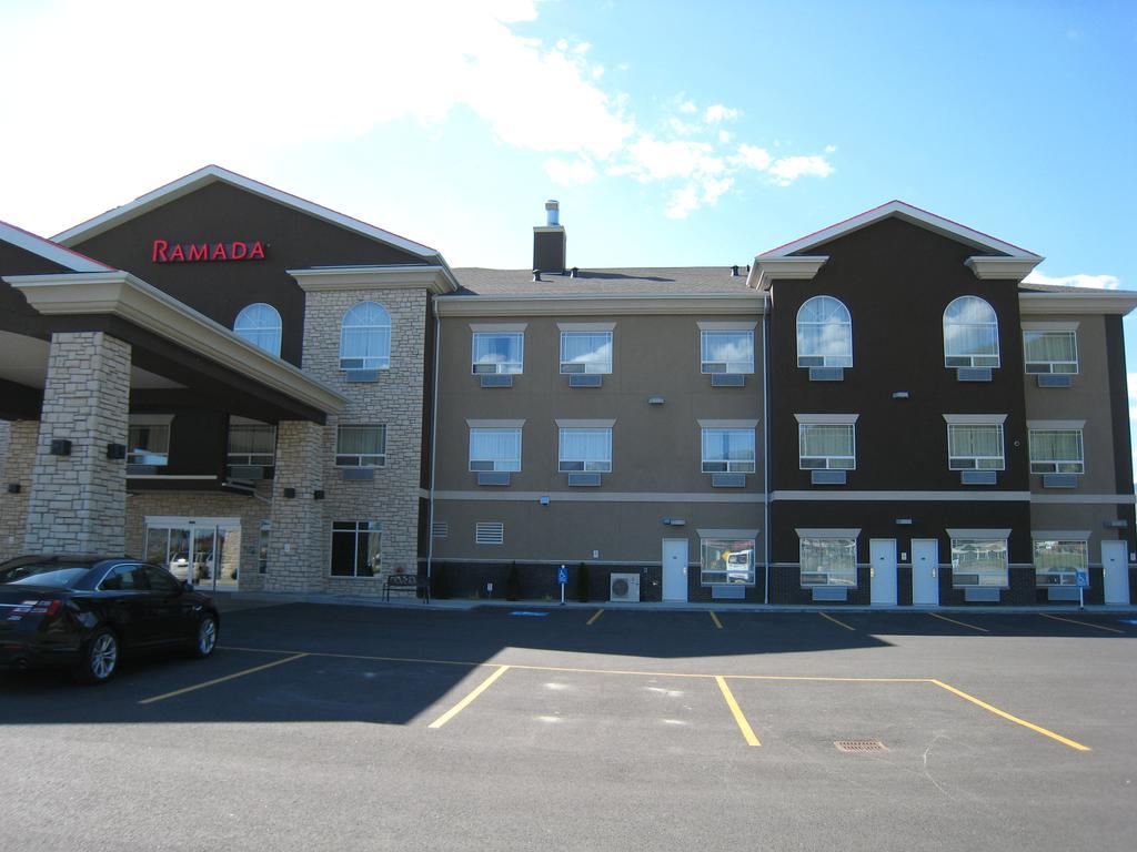 Ramada By Wyndham Creston Hotel Exterior photo