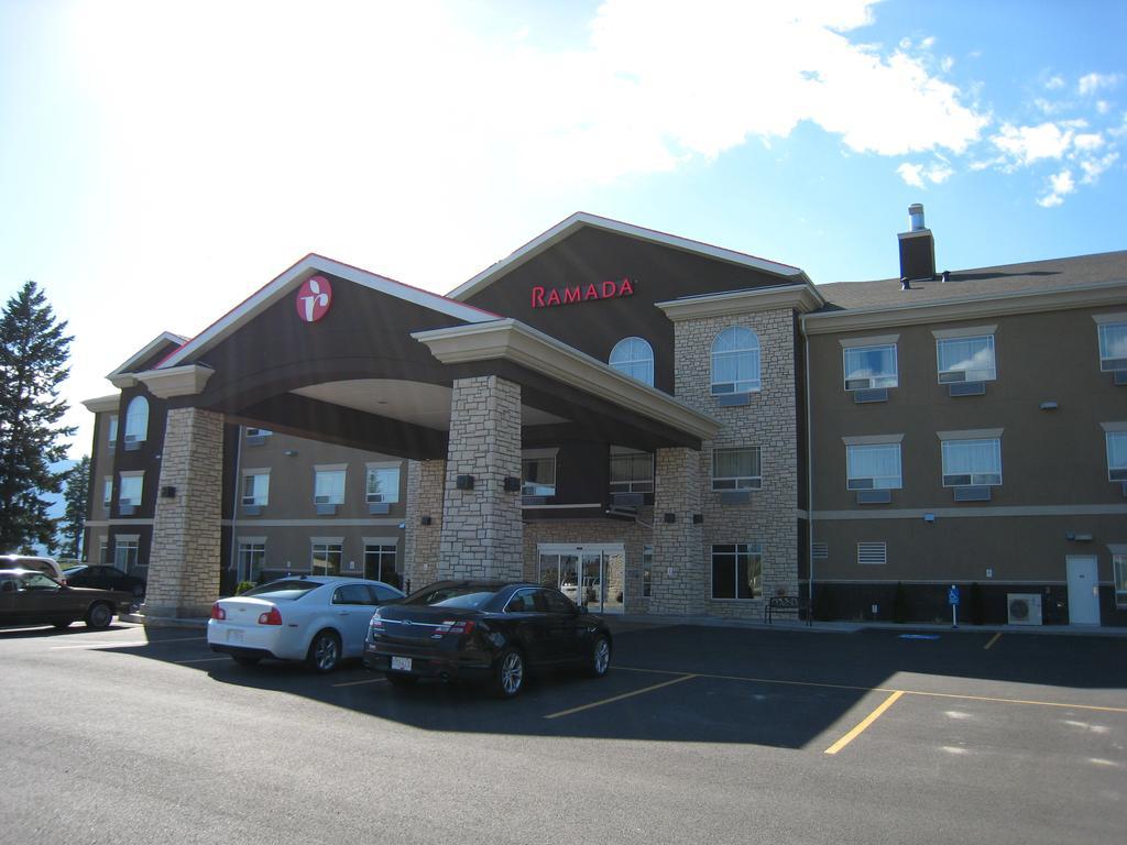 Ramada By Wyndham Creston Hotel Exterior photo
